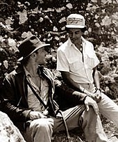 Harrison Ford et Chandran Rutnam sur le tournage d’Indiana Jones et le Temple maudit en 1983 au Sri Lanka.