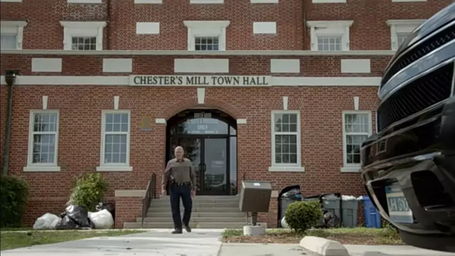 B&acirc;timent de la mairie et du commissariat de Chester&rsquo;s Mill