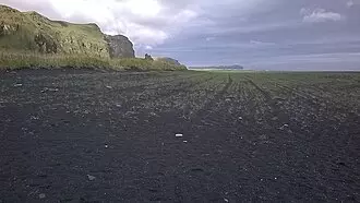 Montagnes et plage de Hjörleifshöfði.