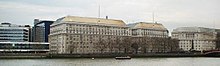 Le quartier général actuel du MI5 à Thames House, vu du côté de Lambeth de la Tamise.