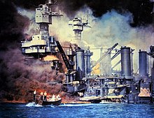 Un canot à moteur porte secours aux marins de l'USS West Virginia en feu, cuirassé de la marine de guerre américaine torpillé durant l'attaque de Pearl Harbor.