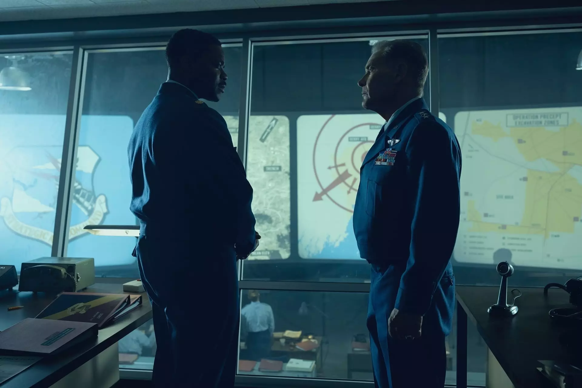 Jovan Adepo et James Remar dans Welcome to Derry