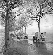 Troupes de libération aux Pays-Bas en novembre 1944 : l'occupant allemand a inondé certaines parties du territoire pour freiner la progression des Britanniques.