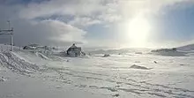 Photo de maisons sous la neige.