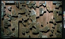 Image de blocs assemblés sur une plaque de bois.