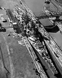 Le USS Missouri de classe Iowa traversant le canal de Panama le 13 octobre 1945 ; les navires de guerre américains sont prévus pour pouvoir utiliser cette voie de communication vitale pour le déploiement de leur flotte. Seuls les porte-avions géants échappent à cette règle depuis les années 1960.