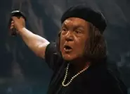 Mama Fratelli avec une épée