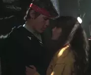 Brand et Andy sur le point de s'embrasser