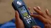 3x17-satellite-phone Téléphone satellite de Naomi.