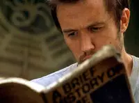 Not in Portland (episode: 3x07) Aldo avec un livre