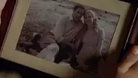 The Man Behind the Curtain (episode: 3x20) Roger et Emily