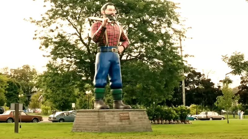 Statue de Paul Bunyan dans Ça Chapitre Deux