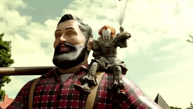 Pennywise assis sur la statue de Paul Bunyan