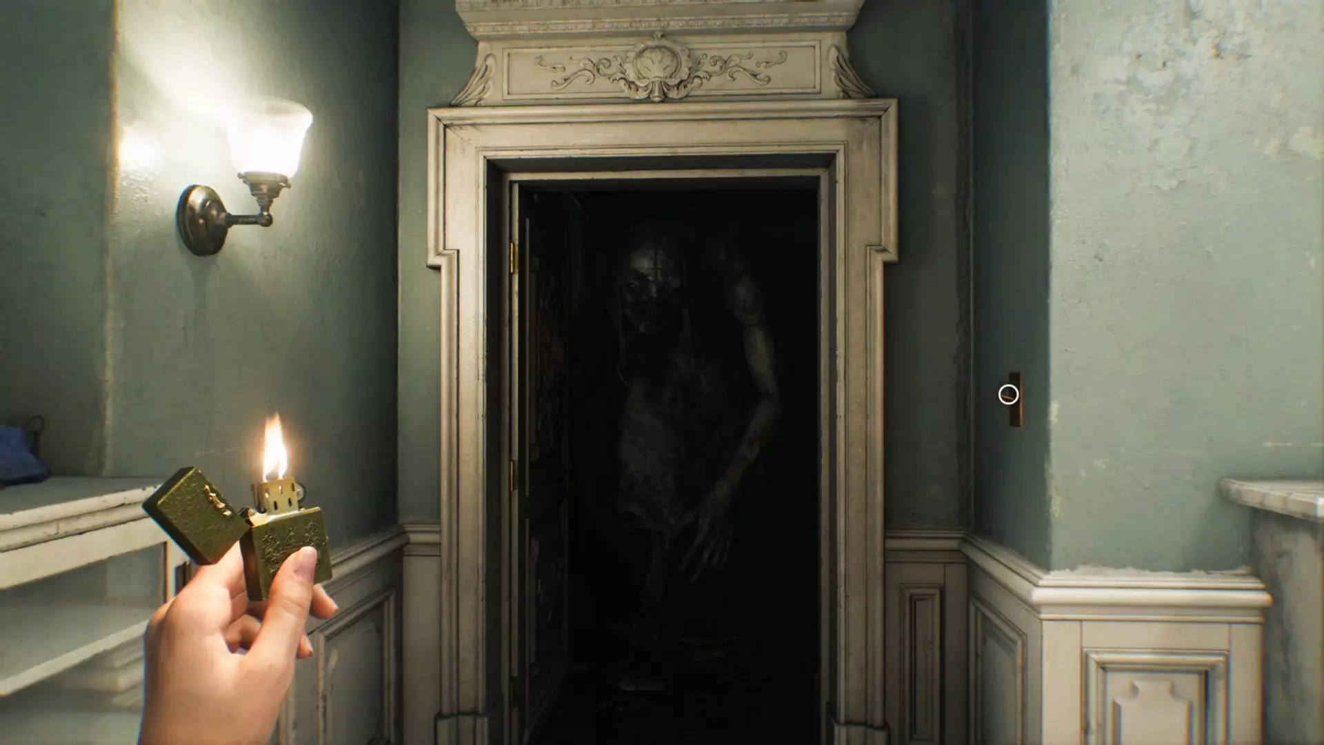 La Fille tente d entrer dans la salle sécurisée pendant que Grace observe