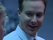 M. Grey sourit avec Mme Black.