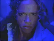 Mme Black tente de sortir de l'ascenseur.