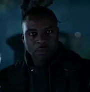 Peyton regarde Alice