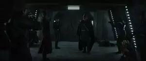 Cassian pointe son arme sur Petigar