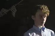 Wyatt Oleff dans le rôle de Stan dans Ça Chapitre Un, avec Ça derrière lui