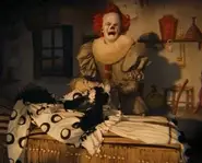 Pennywise pleurant la mort de Periwinkle dans le spectacle