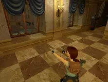 Lara visant des ennemis dans la cour extérieure.