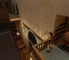 Échange de tirs sur les balcons.