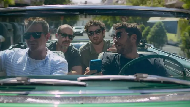 Consulter les informations sur l'épisode Buvez ! 37 min Les garçons partent à Ibiza. Santi tente de les faire réfléchir à leur façon de parler. Pedro a des soucis. Esther se rend (un peu trop souvent) à la salle de sport.