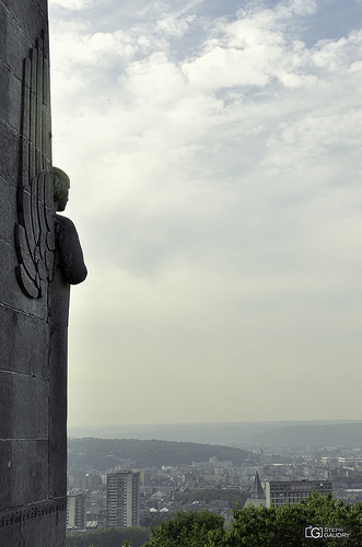 Liège derrière le monument du 14ème de Ligne