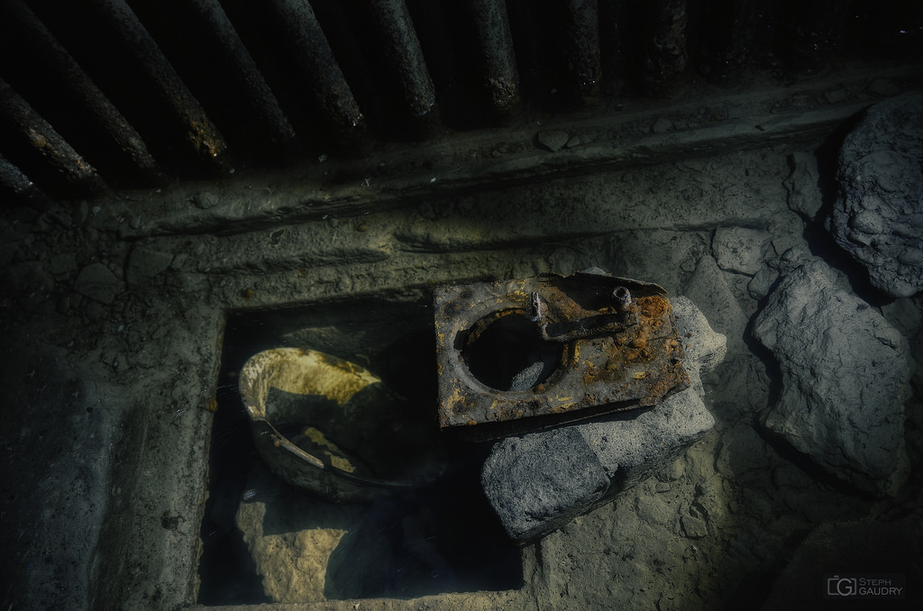 Vaisselle et matériel abandonné sous l'eau du tunnel vers le coffre de tête.
