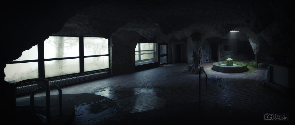 Un puis de lumière dans le centre aquatique abandonné Un puis de lumière dans le centre aquatique abandonné