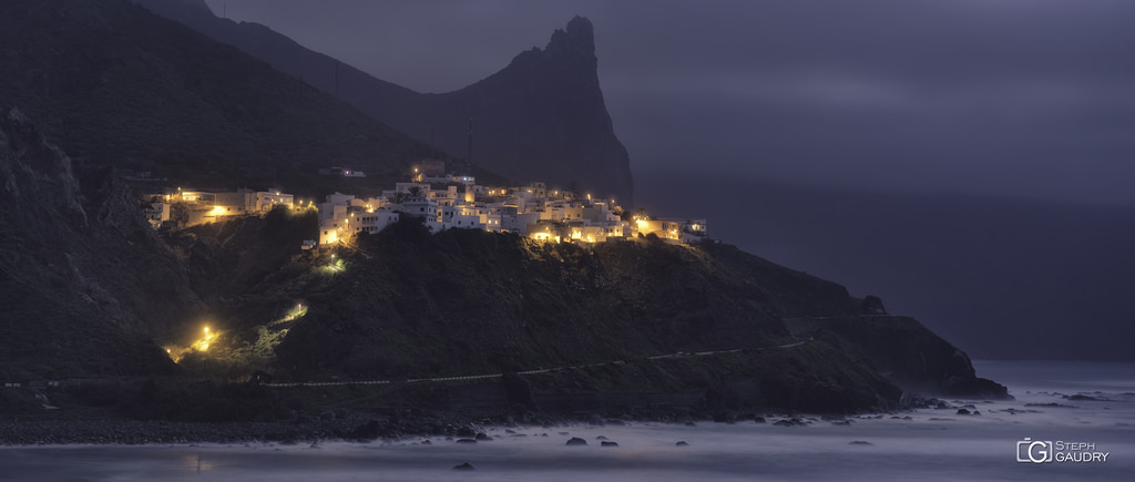 Lorsque les lampes se diffusent dans le voile de brume