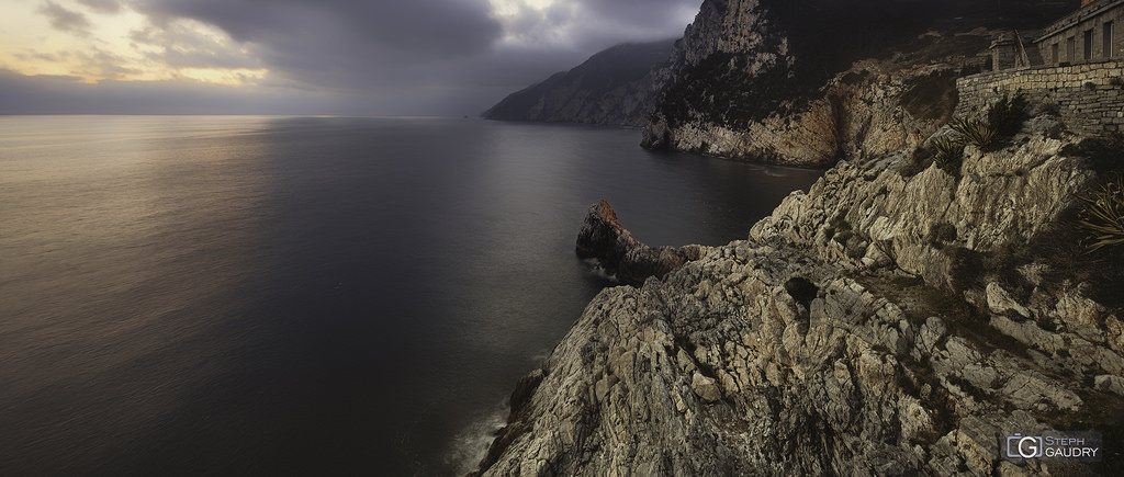 Les dernières lueurs du jour sur la mer