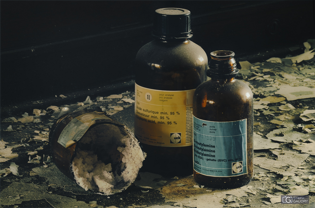 Cliquez sur la photo pour afficher le diaporama en meilleure qualité Sulphuric acid