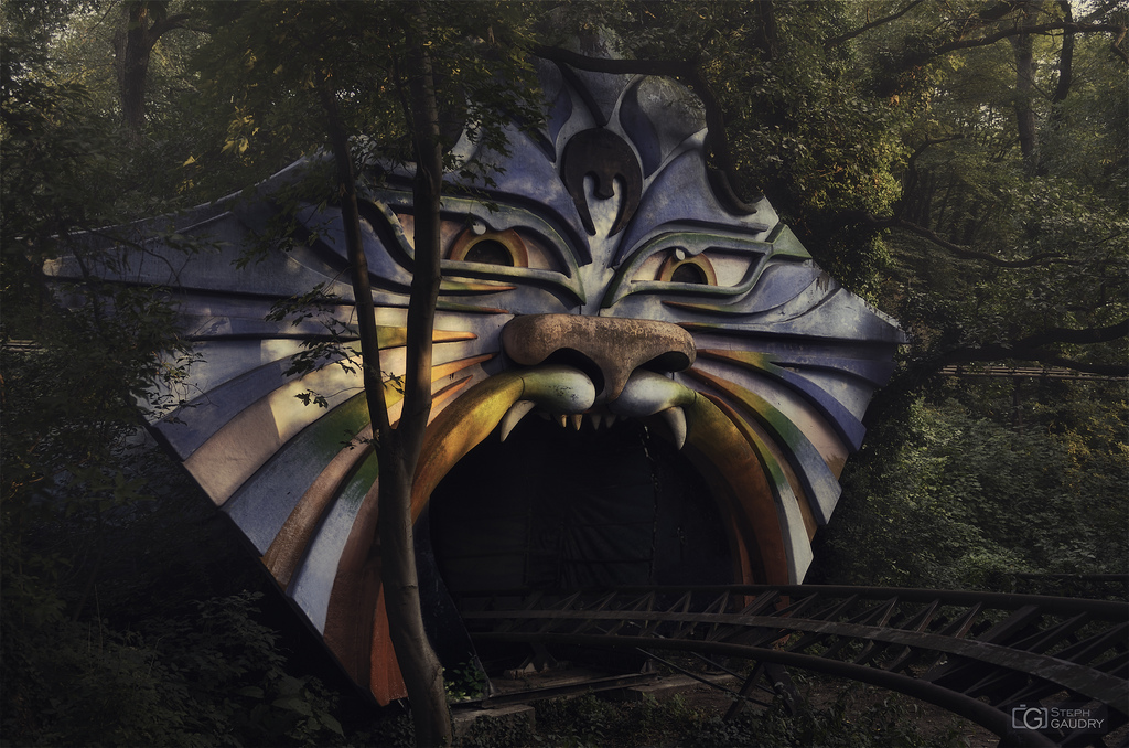 On dirait un monstre de la forêt prêt à gober le train The house of Pennywise the Dancing Clown