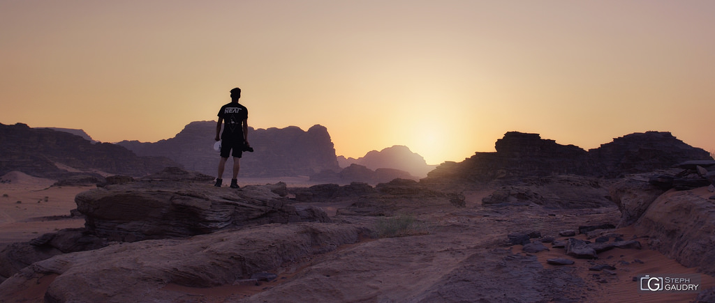 Mon fils Tom, contemplant un coucher de soleil dans le désert du Wadi-Rum