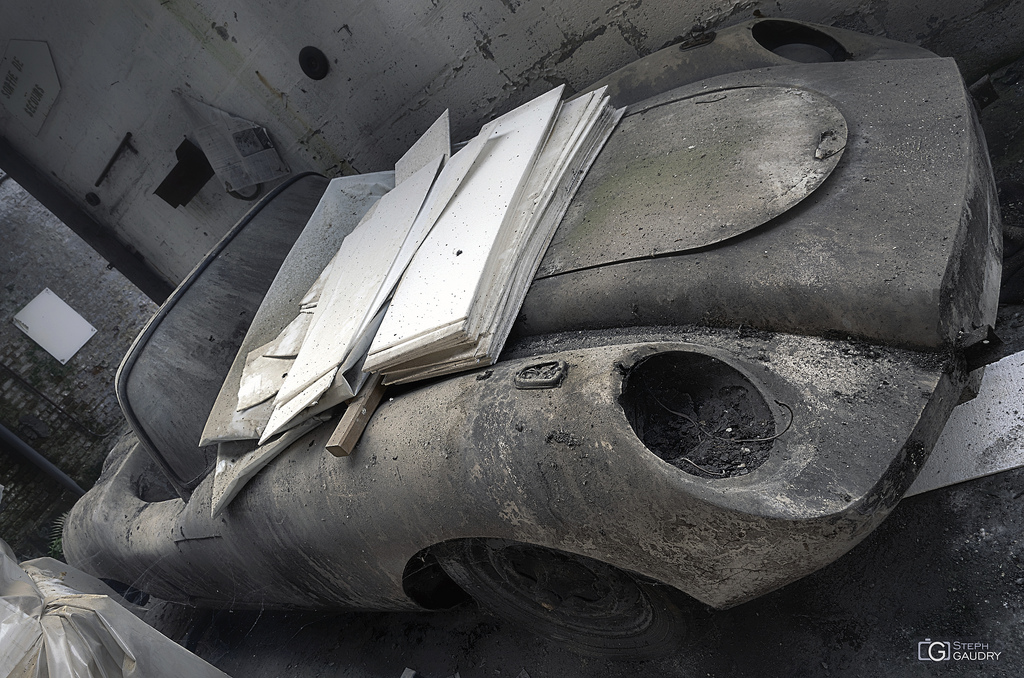 Cliquez sur la photo pour afficher le diaporama en meilleure qualité Garage Imperia - voiture abandonnée - avant