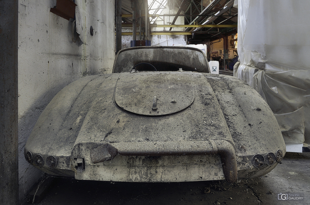 Cliquez sur la photo pour afficher le diaporama en meilleure qualité Garage Imperia - voiture abandonnée - arrière