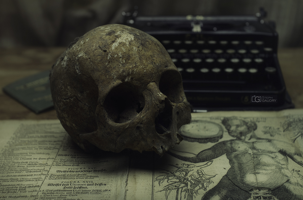 Crâne et ouvrages médicaux dans cette maison abandonnée par une secte Contra vim mortis non est medicamen in hortis