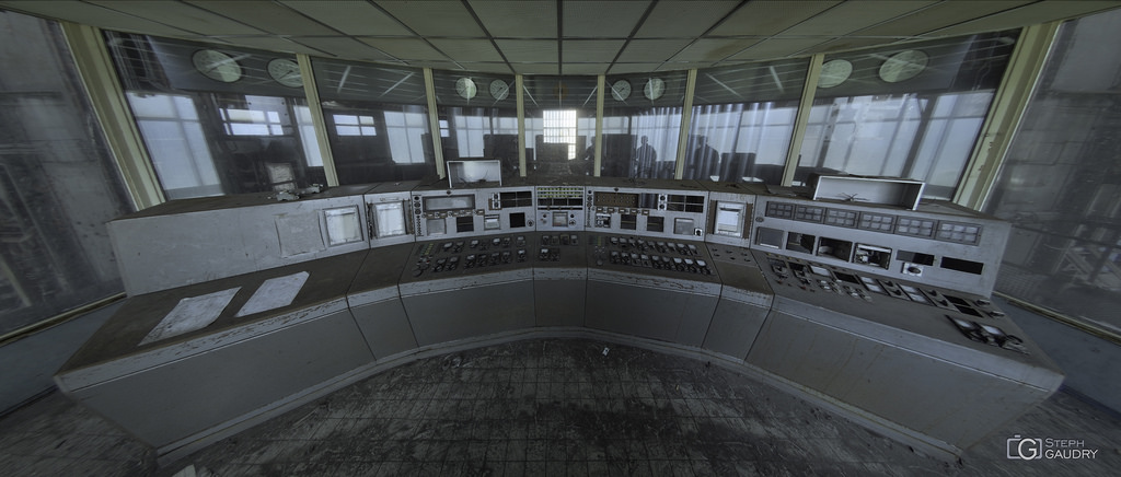 Cliquez sur la photo pour afficher le diaporama en meilleure qualité Little grey control room - revisit