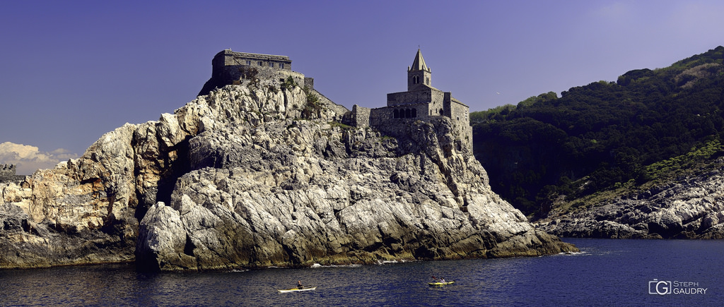 Le château Doria, et l'église San Pietro vus de la mer Porto Venere - Chiesa di San Pietro
