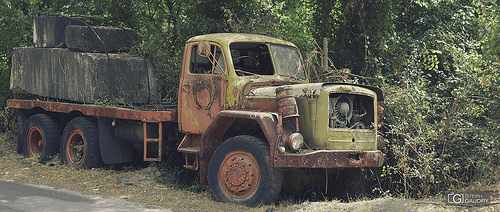 Vecchio camion arrugginito, abbandonato in cave di marmo