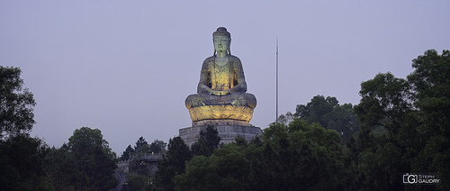 Phat Tich - Statue géante de Bouddha au sommet du mont Lan Kha