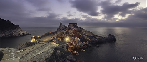 Tramonto sopra la chiesa di San Pietro, visto da Porto Venere