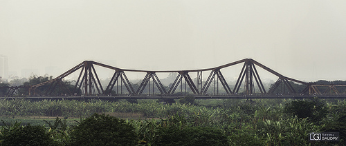 Lever de soleil sur le pont Long Biên à Hanoï