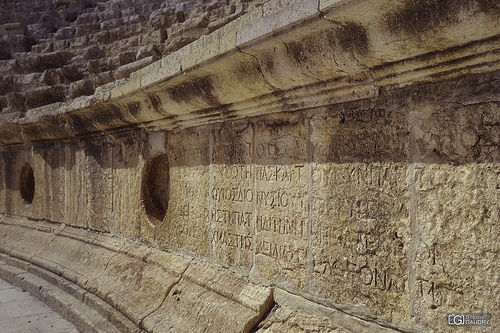 Détail d'écritures dans le théâtre Sud de Jerash