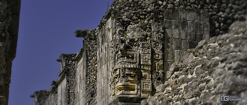 Uxmal - têtes sculptées dans les angles