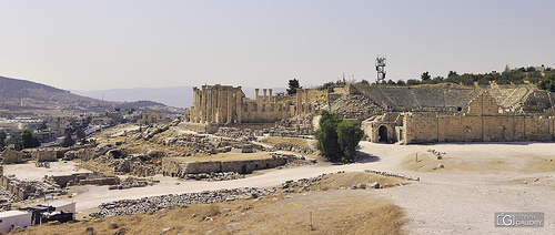 Jerash (JOR) - Le temple de Zeus et le théâtre Sud à droite