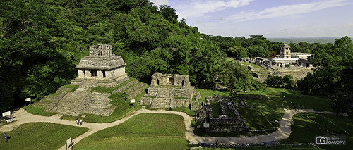 Palenque - Le Temple du Soleil, et au loin la tour d'observatoire