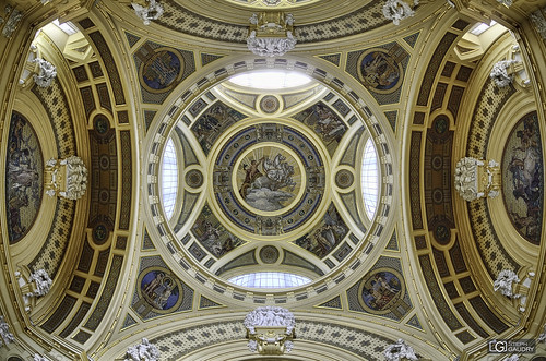 Széchenyi Thermal Bath and Swimming Pool [under the coupole, overview]