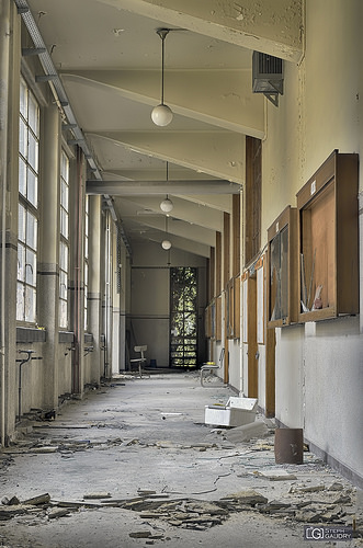 Institut de mécanique - couloir décrépi